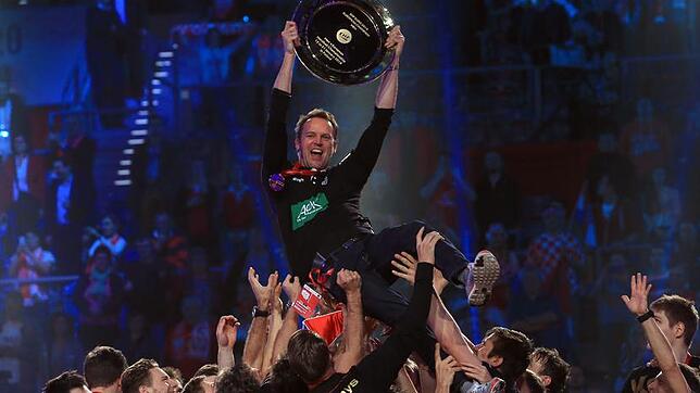Das deutsche Handball-Nationalteam lässt seinen Trainer nach dem Titelgewinn hochleben.