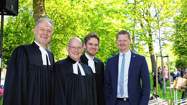 Dekan Markus Weimer, Pfarrer Christian Link, Pfarrer Alexander Philipp und OB Simon Gröger (von links) bei Links Verabschiedung.