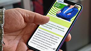 Jemand sieht sich den Internetauftritt von Amtsinhaberin Jacqueline Alberti an. Wie treten die vier Bürgermeisterkandidaten für ...
