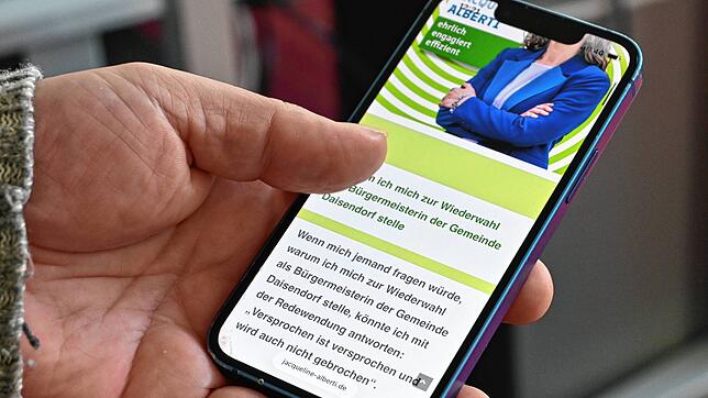Jemand sieht sich den Internetauftritt von Amtsinhaberin Jacqueline Alberti an. Wie treten die vier Bürgermeisterkandidaten für ...