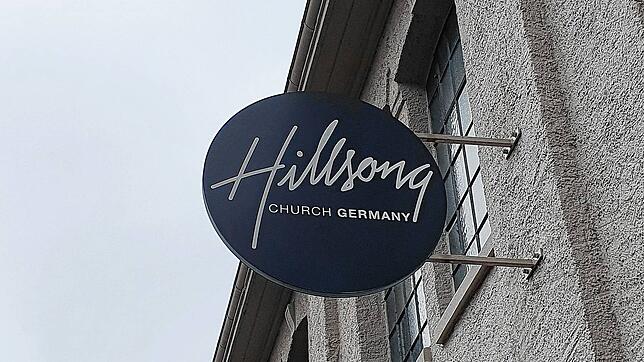 Ein Schild auf dem Gebäude der Hillsong Church in der Schneckenburgstraße. Laut Kirchenmitarbeiter ist die Freikirche Eigentümer der ...