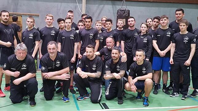 Die Boxer des VfB Friedrichshafen (Klaus Kaibach, vorn, Vierter von links) fiebern dem Samstag entgegen. Nach sechs Jahren gibt es ...