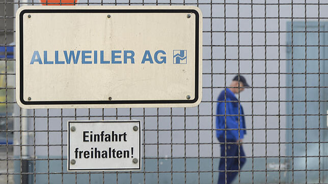 Ein Mitarbeiter der Allweiler AG in Radolfzell geht über das Betriebsgelände.