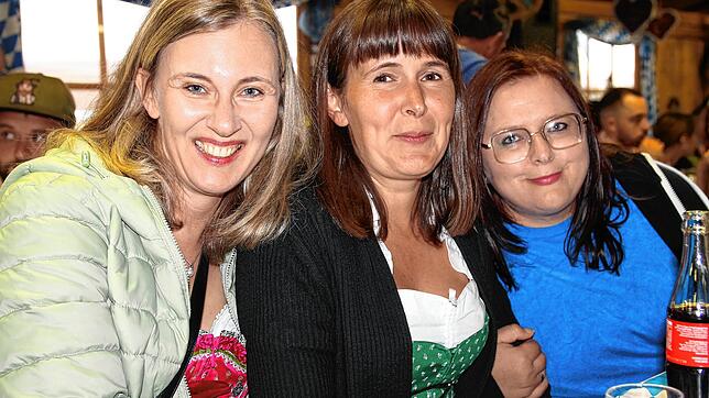 Gute Stimmung und lachende Gesichter sind allerorten beim Oktoberfest in Gaiß zu erleben. Die meisten Besucher passen sich dem Motto an ...