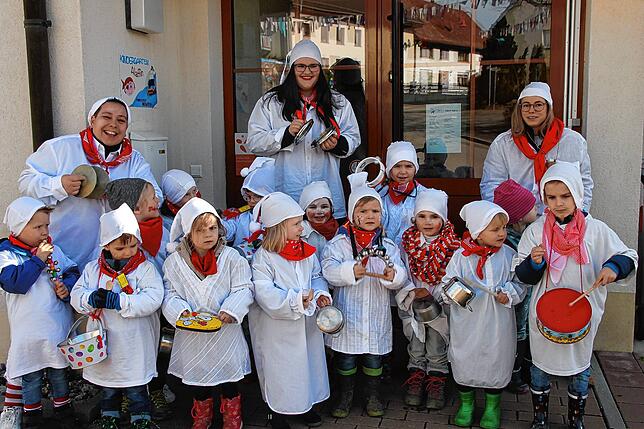 Vor dem Kindergarten Oberalpfen: Alles bereit? Dann kann&lsquo;s losgehen.
