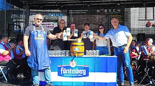 „O`zapft is“ heißt es am Wochenende nicht nur in München. Auch in Blumberg beim Straßenfest zapft Bürgermeister Markus Keller (von ...