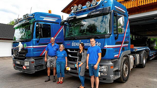 Oskar Beha (links) und Ehefrau Clementine übergeben diesen Monat ihre Spedition für Spezialtransporte in Peterzell an Tobias und ...