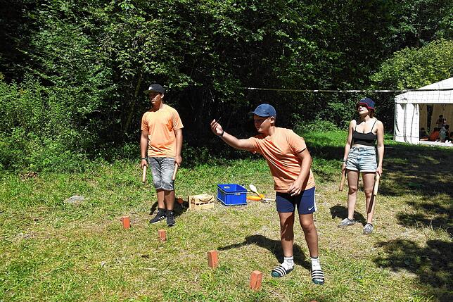Wikinger-Schach mit Hindernissen (von links): Elias, Alexander und Betreuerin Kira wird es im Zeltlager nie langweilig.