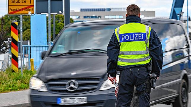 Die Bundespolizei kontrolliert den Einreiseverkehr am deutsch-polnischen Grenzübergang. Friedrich Merz und Markus Söder befürworten eine ...