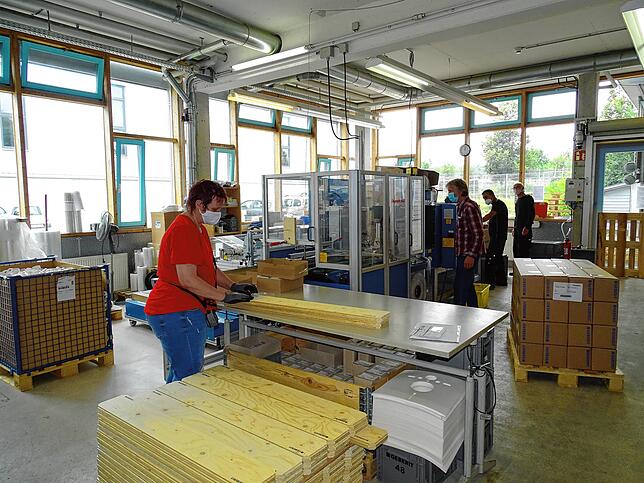 2020: Hell und modern sind die Arbeitsplätze im Werkstättle. Ein moderner Maschinenpark, Büros und eine Cafeteria sind ...