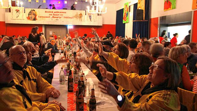Großer Spaß: Die Narren im Publikum zeigten sich begeisternd beim 38. Bunten Abend, im Vordergrund sind die Gäli Mölle aus Grimmelshofen ...