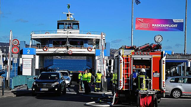 Feuerwehreinsatz beim Einlaufen des Fährschiffs &bdquo;Konstanz&ldquo; in den Hafen Konstanz-Staad: Einsatzkräfte untersuchen das ...