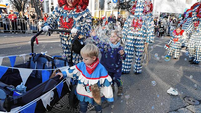 Bild : Tausende Narren ziehen beim Fasnet-Umzug durch die Stadt
