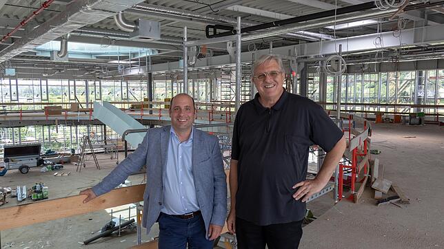 Lichtdurchflutet: Die neue Bürolandschaft mit zwei Ebenen bietet jedem, der hier arbeitet, einen Fensterplatz. Daniel Kittner (links), ...