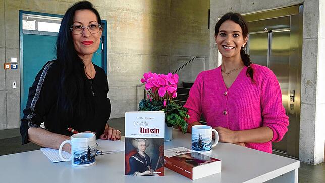 Die Autorin Sandhya Hasswani (rechts) spricht mit SÜDKURIER-Mitarbeiterin Sigrid Schneider über ihren neuen Roman &bdquo;Die letzte ...