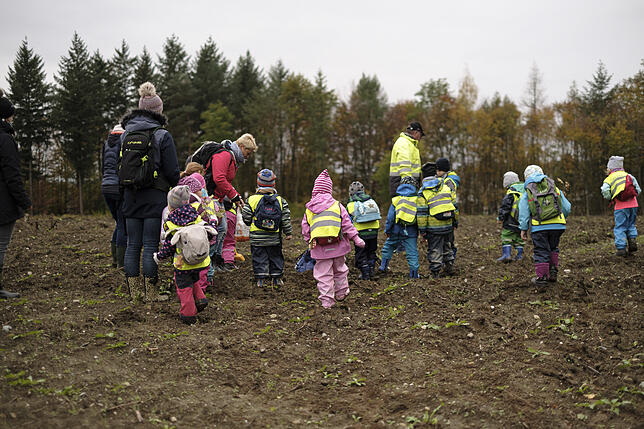 Kindergartenkinder aus Salem-Stefansfeld helfen beim Wiederaufforsten der stillgelegten Kiesgrube. Sie durften noch vor der ...