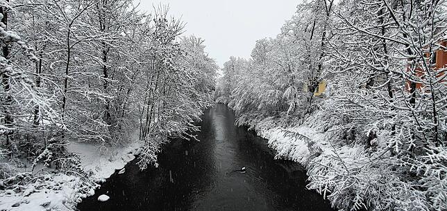 Die Brigach in Villingen fließt durch eine tolle Winterlandschaft.
