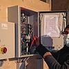 Fahri Zenen von der Firma Schneider Turmuhren und Glockentechnik aus Schonach im Schwarzwald programmiert die neue zur ebenfalls neuen ...