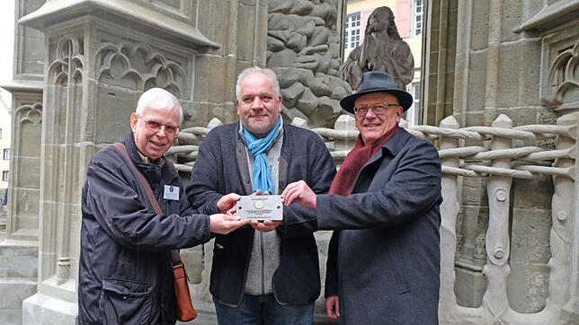 Wolfgang Meinhardt von der Deutschen Stiftung Denkmalschutz (links) und Toto-Lotto-Regionalchef Frank Eisele (rechts) übergaben die ...