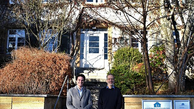Der in Tengen praktizierende Arzt Andreas Luckner (rechts) und Bürgermeister Marian Schreier werden gemeinsam den Gründungsvorstand der ...