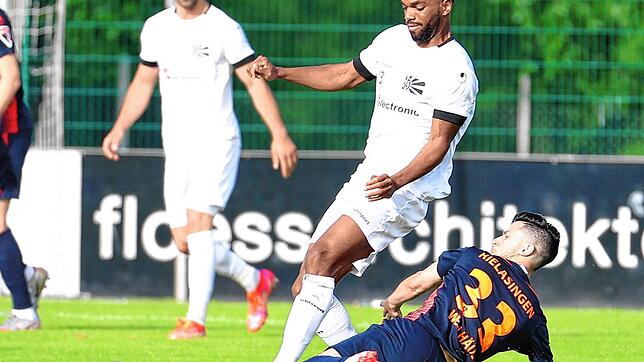 Wenn der FC 08 Villingen ins Vorbereitungs-Training startet, wird Anthony Mbem-Som (Mitte) fehlen. Er kehrte wieder zum Freiburger FC ...