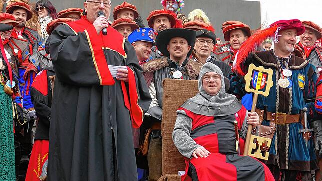 Fürsprech Werner Niete gibt erfolglos sein Bestes um den auf der Anklagebank sitzenden Dorfschultes Ralf Baumert zu verteidigen. Bild: ...