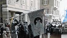 Stolz zeigt die Fröschezunft bei einem Umzug in den 1950er Jahren ihre Fahne. Die Wehrer Clique feiert dieses Jahr ihr 75-jähriges Bestehen.