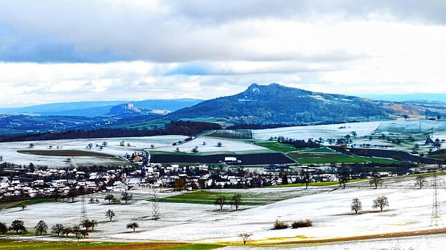 Blick auf die Schneelandschaft am Sonntag, 26. November, auf dem „Alten Postweg“ oberhalb von Watterdingen.