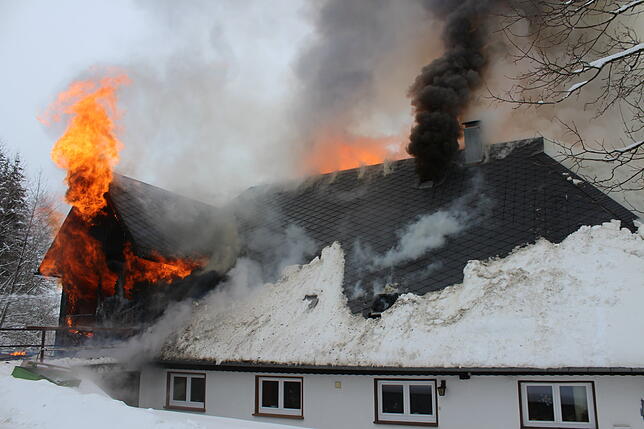 Bild 7: Feuerwehr kann Hof "Im Grund" nicht mehr retten - Sehen Sie hier die Bilder vom Einsatz