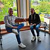 Bürgermeister Fabian Meschenmoser (links) im Gespräch mit SÜDKURIER-Mitarbeiter Wolf-Dieter Guip im Rathaus in Wittenhofen. Es geht um ...