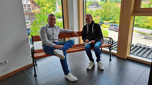Bürgermeister Fabian Meschenmoser (links) im Gespräch mit SÜDKURIER-Mitarbeiter Wolf-Dieter Guip im Rathaus in Wittenhofen. Es geht um ...