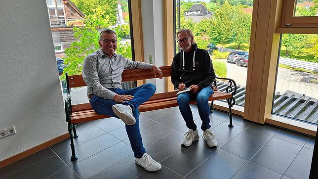 Bürgermeister Fabian Meschenmoser (links) im Gespräch mit SÜDKURIER-Mitarbeiter Wolf-Dieter Guip im Rathaus in Wittenhofen. Es geht um ...