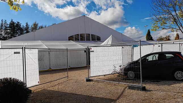 Die Leichtbauhalle auf der Talwiese ist in der Gemeinde umstritten: Sie bietet als Notunterkunft Platz für 175 Geflüchtete. Jetzt soll ...