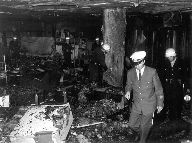 Im April 1968 verübten Gudrun Ensslin und Andreas Baader einen Brandanschlag auf ein Kaufhaus in Frankfurt. Er gilt als Wurzel des ...