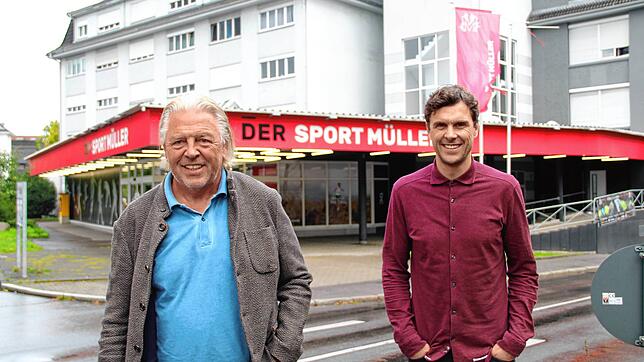 Jürgen Müller (links) und Geschäftsführer Alexander Kupprion von Sport Müller gaben bekannt, dass die Schwenninger Filiale geschlossen ...