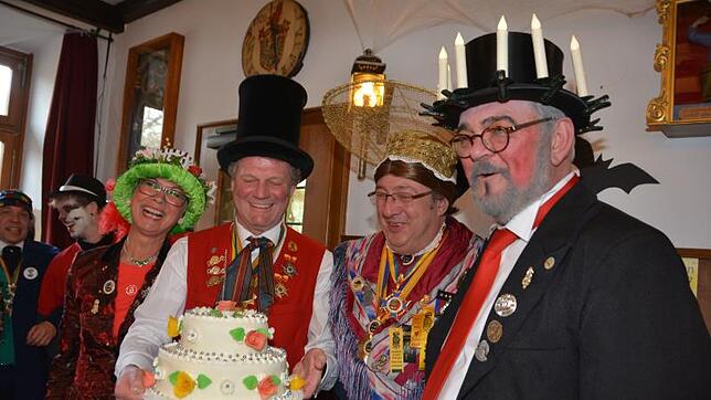 Eine Torte zum zehnten Hochzeitstag der Narreneltern Thomas Pross und Wolfgang Lechler (Zweiter und Dritter von links) präsentierten in ...
