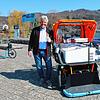 Gerhard Maier fährt mit seiner E-Rikscha durch Ludwigshafen und Bodman und verkauft italienisches Eis. Im Hintergrund steht ein ...