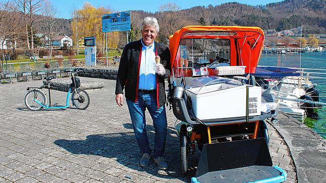 Gerhard Maier fährt mit seiner E-Rikscha durch Ludwigshafen und Bodman und verkauft italienisches Eis. Im Hintergrund steht ein ...