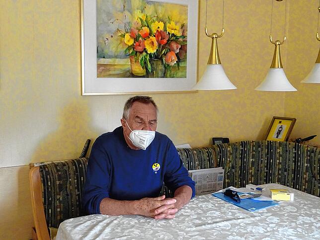 Dietmar Wenner in seinem Wohnzimmer. Hier hat er sich eingerichtet, hier findet er sich zurecht. Das Blumengemälde im Hintergrund ...