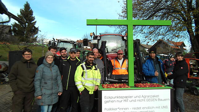 Auch Landwirte aus dem Hotzenwald nahmen am Donnerstag mit zehn Traktoren solidarisch an der bundesweiten Staffetten-Aktion Grünes Kreuz ...
