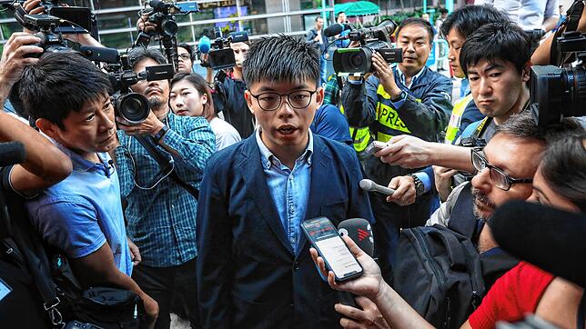 Ein gefragter Mann: Aktivist Joshua Wong wird im November 2019 von Journalisten belagert.