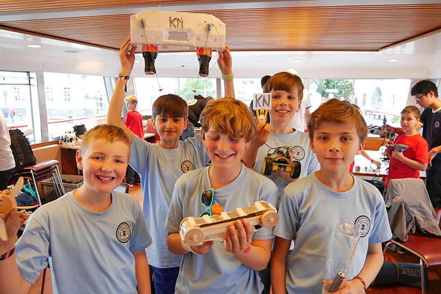 Niklas, Arthur, Janne, Robin und Josua (von links) bauen ein Boot aus Müllteilen, das eingesetzt werden soll, um mit Förderbändern und ...