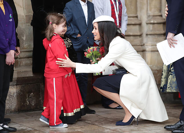 Commonwealth Day in Großbritannien Meghan Markle, die Verlobte des britischen Prinzen Harry, begrüßt ein Mädchen vor der Messe anlässlich des Commonwealth Day 2018, dem ...