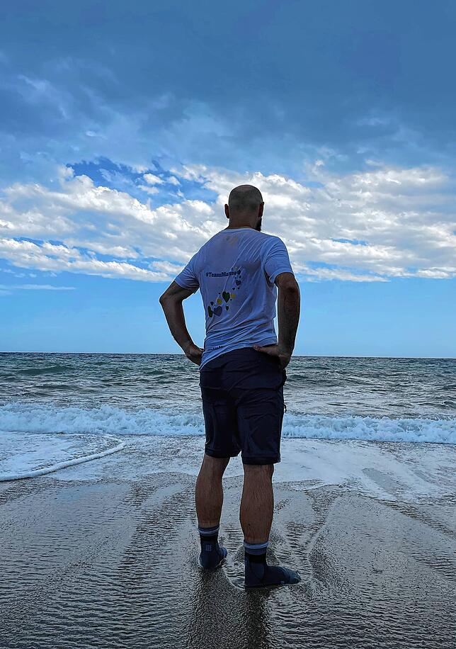 Für Matteo ans Meer: Marc Hensel nach der Ankunft am Strand von Savona.