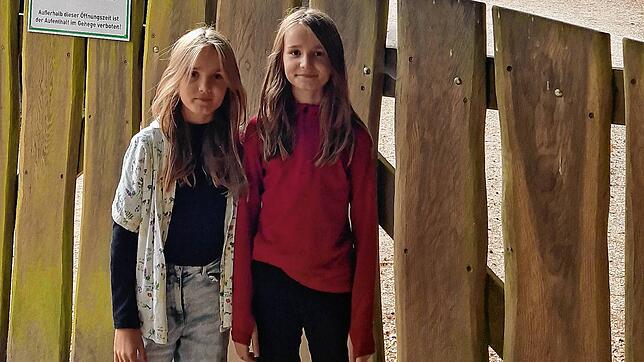 Clara und Marlena Emmerich (von links) verkaufen beim Naturtag Kuchen. Der Erlös geht an das Waldshuter Wildgehege.