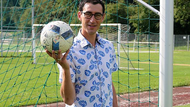 Nico Bruno engagiert sich ehrenamtlich als Jugendtrainer beim SV Worblingen. Neben dem Fußballspiel versucht er den Kindern auch Werte ...