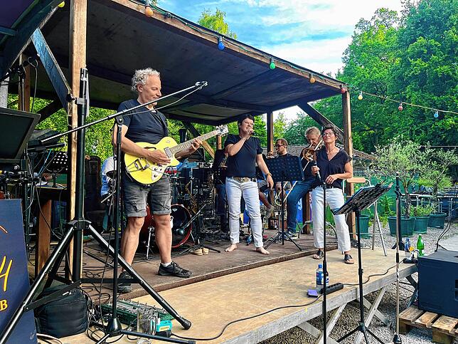 Bild 1: Gute Stimmung, volles Haus: Die Bregi House Band liefert ein fulminantes Comeback