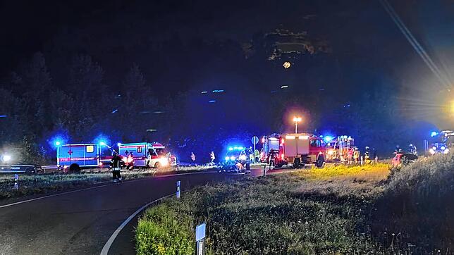 Ein Großaufgebot an Rettungskräften an der Unfallstelle.