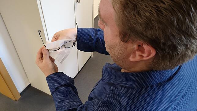 Sorgt für klare Sicht: SÜDKURIER-Volontär Tobias Lange putzt seine Brille mit einem feuchten Tuch. Damit können so gut wie alle Keime ...