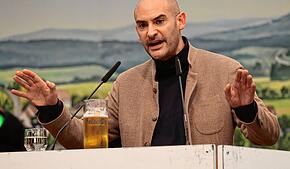 Danyal Bayaz (Grüne), baden-württembergischer Finanzminister, bei seiner Rede bei der Mittelstandskundgebung im Rahmen des ...